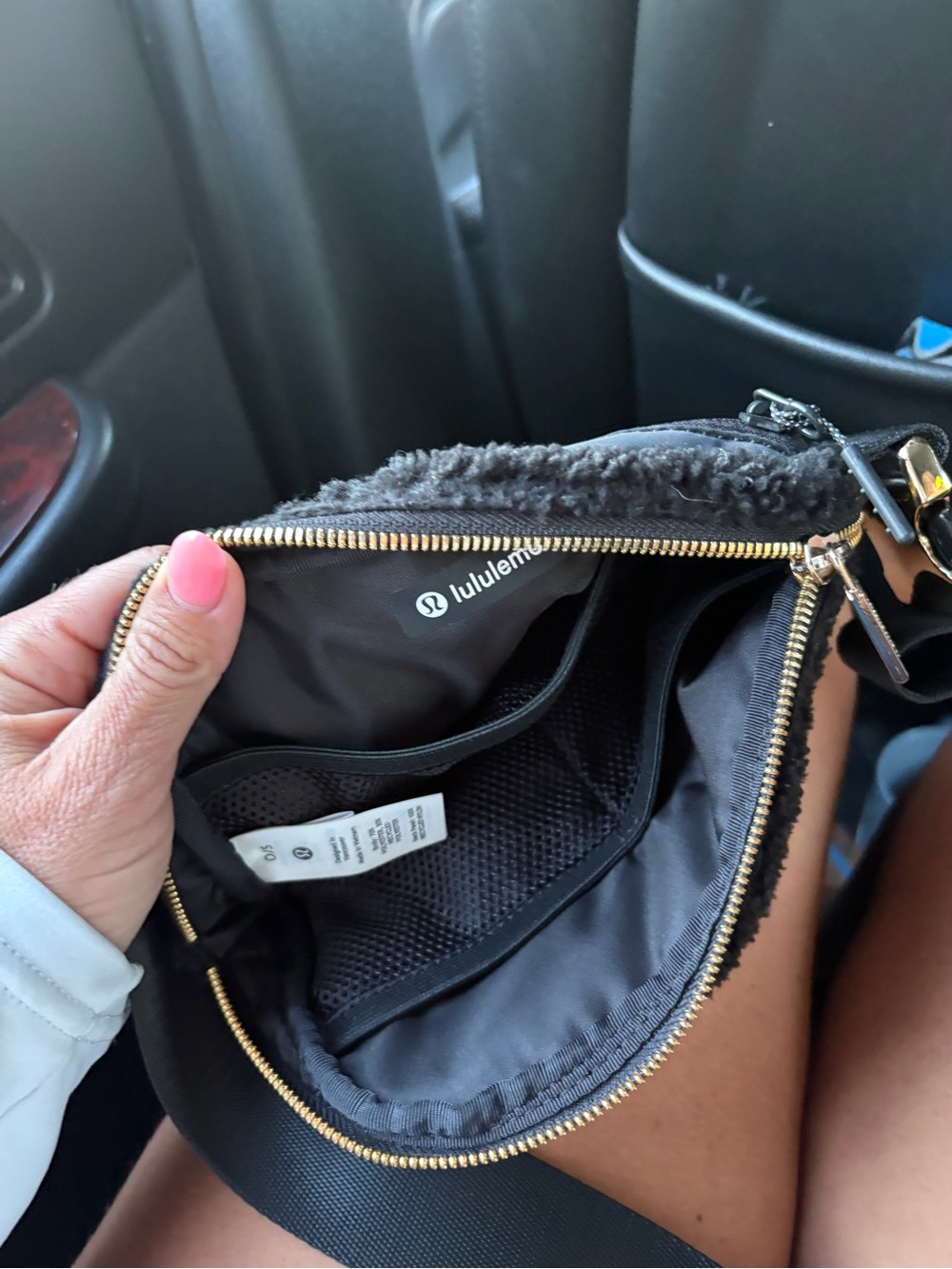 lululemon belt bag Black Sherpa Crossbody Belt Bag - Picture 6 of 6
